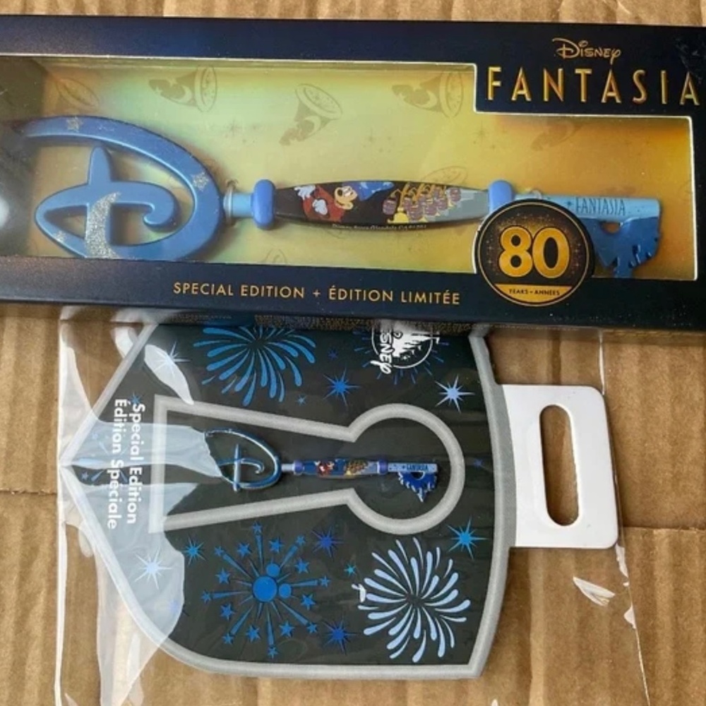 DISNEY MICKEY MOUSE  FANTASIA KEY AND PIN SET  BRAND NEW